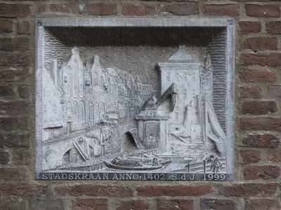 901993 Afbeelding van het gebeeldhouwde reliëf 'Stadskraan anno 1402', gemaakt door beeldhouwer Stef Stokhof de Jong ...